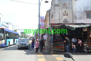 051 beli baju souvenira